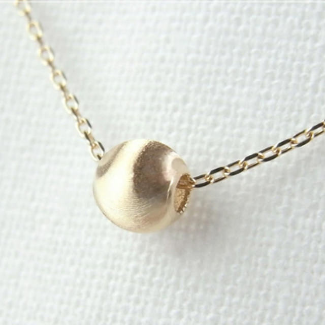 球体のネックレス